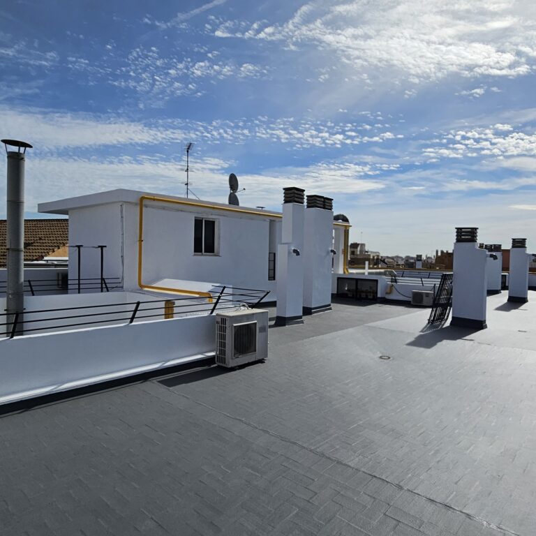 Vista de azotea con estructuras y cielo azul despejado