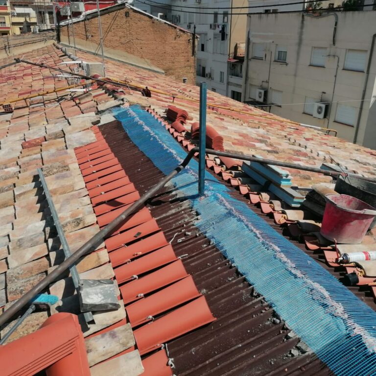 Vista aérea de tejados con estructuras y lonas de protección