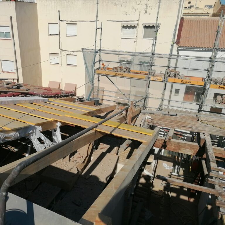 Andamios y estructura de techo en proceso de restauración