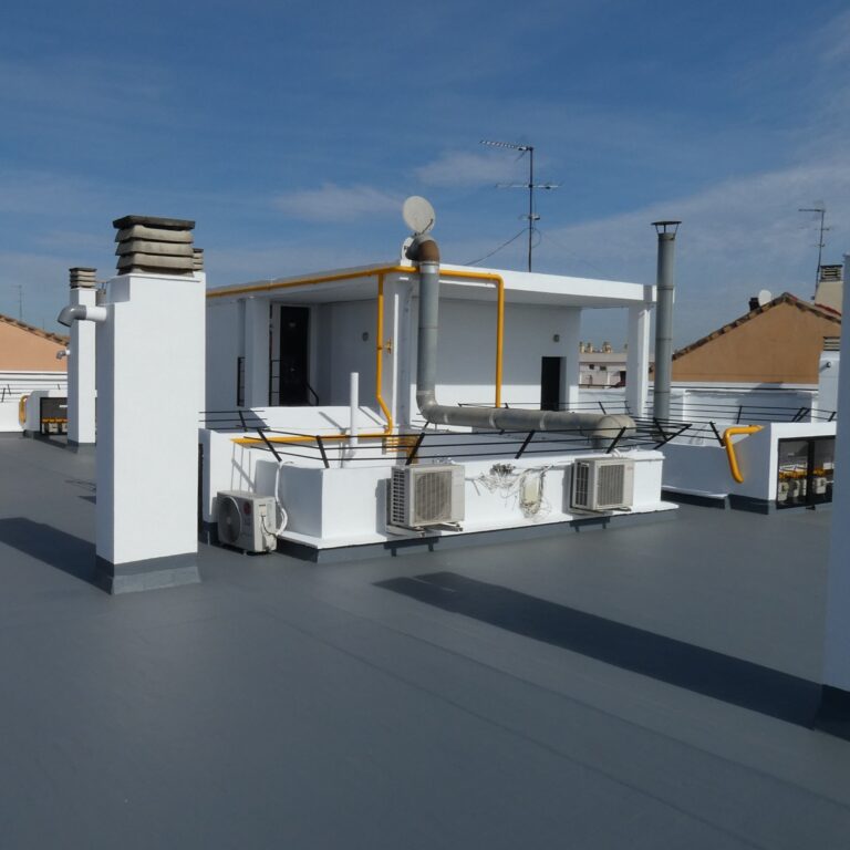 Terraza con barandillas y suelo de ladrillo rojo en una zona residencial