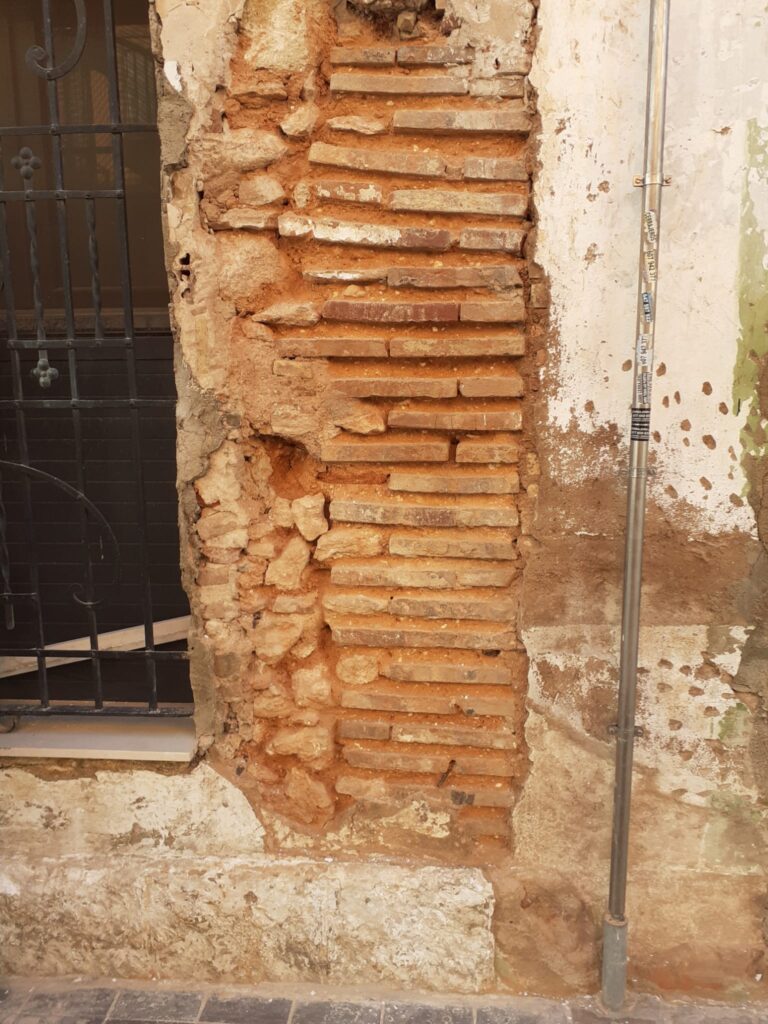 rehabilitación en Benimamet pared vieja