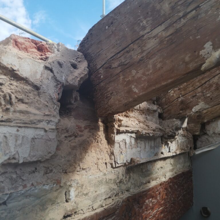 Vista desde el interior de una cubierta en reconstrucción