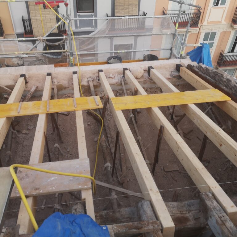 Estructura de madera reforzada en obra de rehabilitación